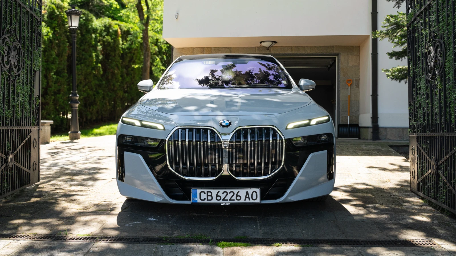 BMW 740 Гаранция до 2028, 32 инча телевизор