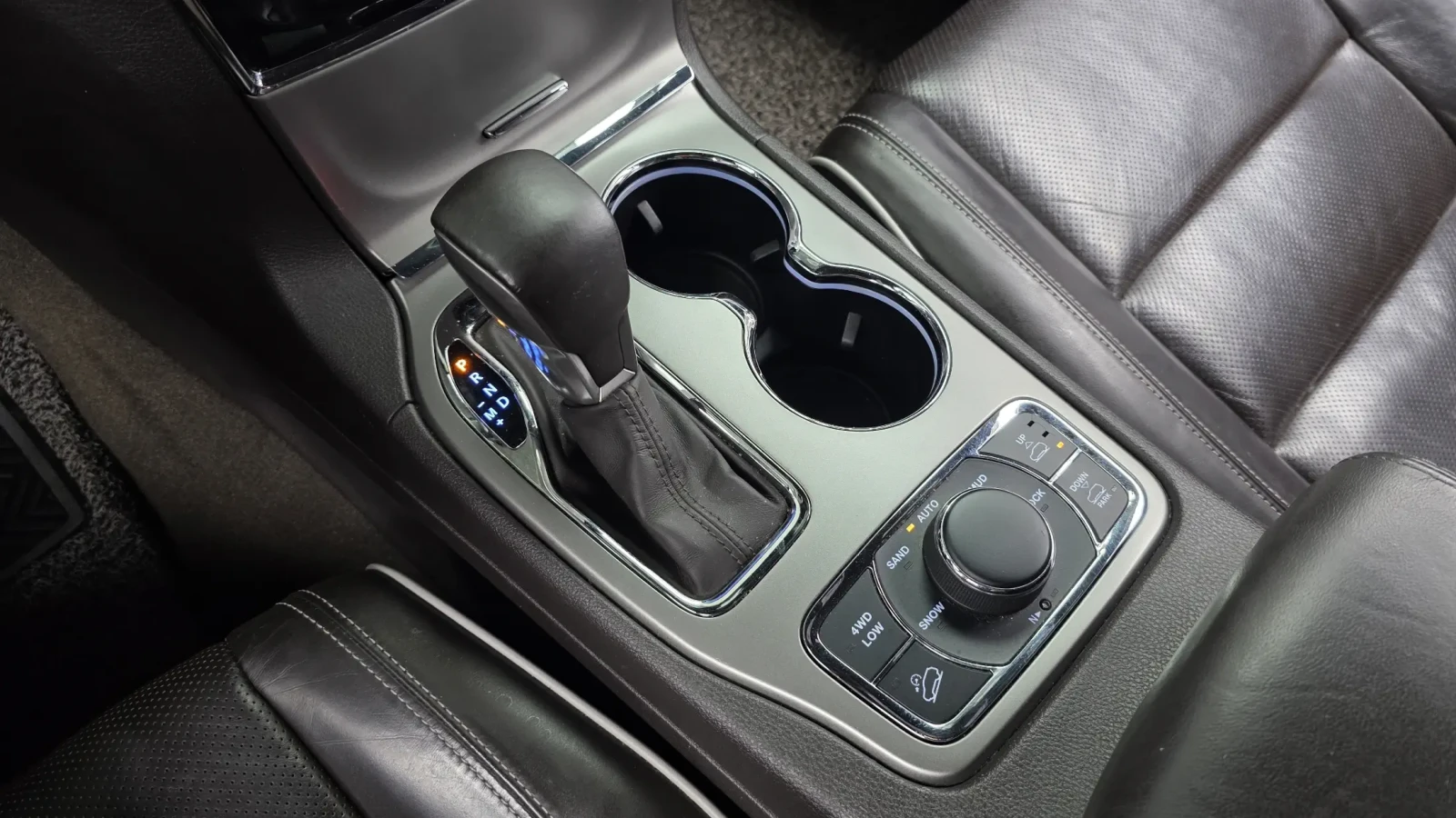 Jeep Grand cherokee OVERLAND, снимка 9 - Автомобили и джипове - 54465074