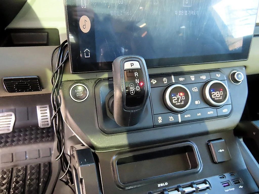 Land Rover Defender Defender 90 D250 SE, снимка 10 - Автомобили и джипове - 55591636