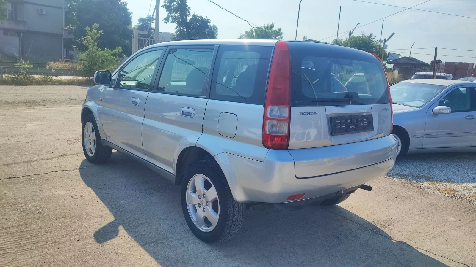 Honda Hr-v 1.6i 4x4, снимка 7 - Автомобили и джипове - 55768351