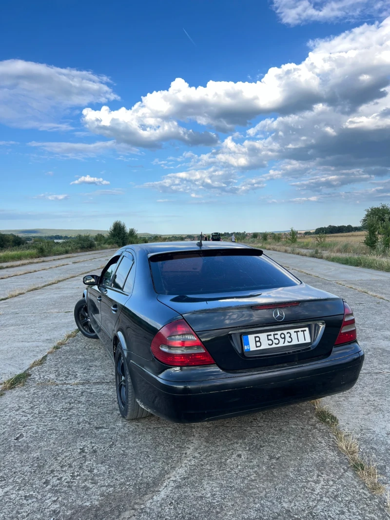 Mercedes-Benz E 220, снимка 1 - Автомобили и джипове - 47165170