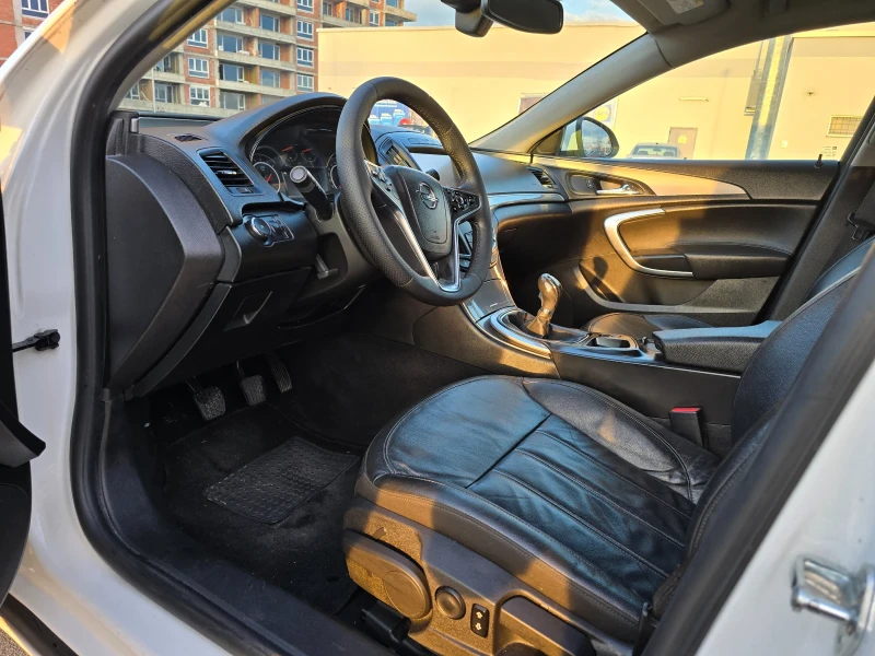 Opel Insignia 1.4 Turbo   LPG   Богато оборудване , снимка 13 - Автомобили и джипове - 52292456