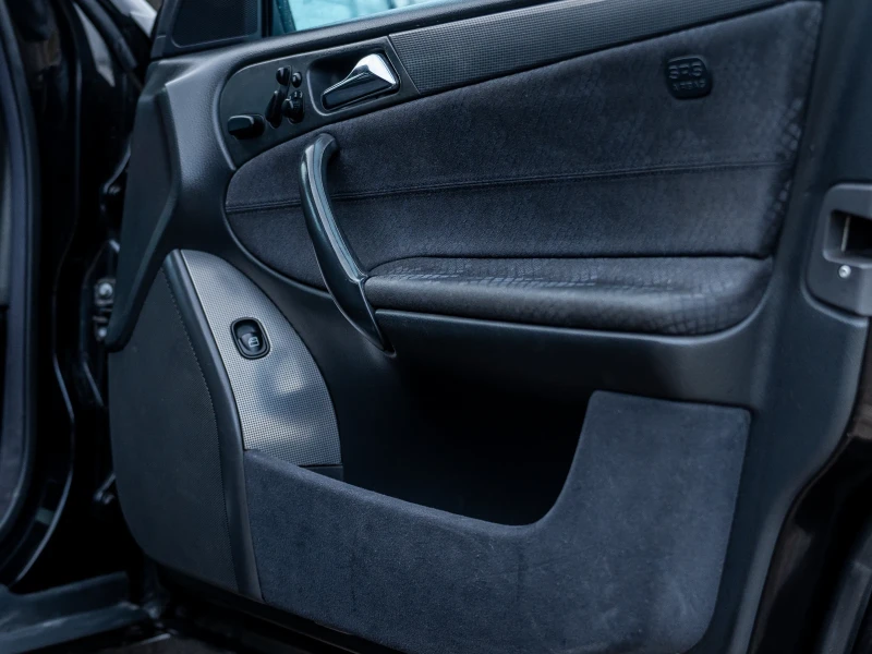 Mercedes-Benz C 320, снимка 11 - Автомобили и джипове - 53338700