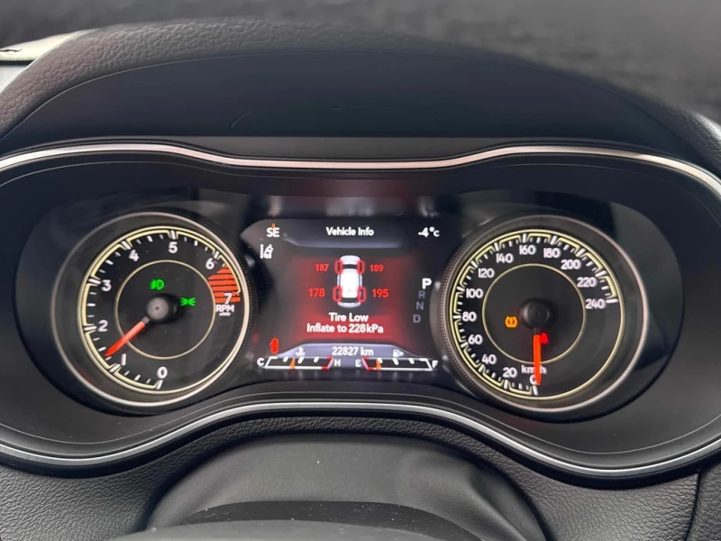 Jeep Cherokee * Altitude * CARFAX * БЕЗ ПЪРВОНАЧАЛНА ВНОСКА, снимка 8 - Автомобили и джипове - 52877795