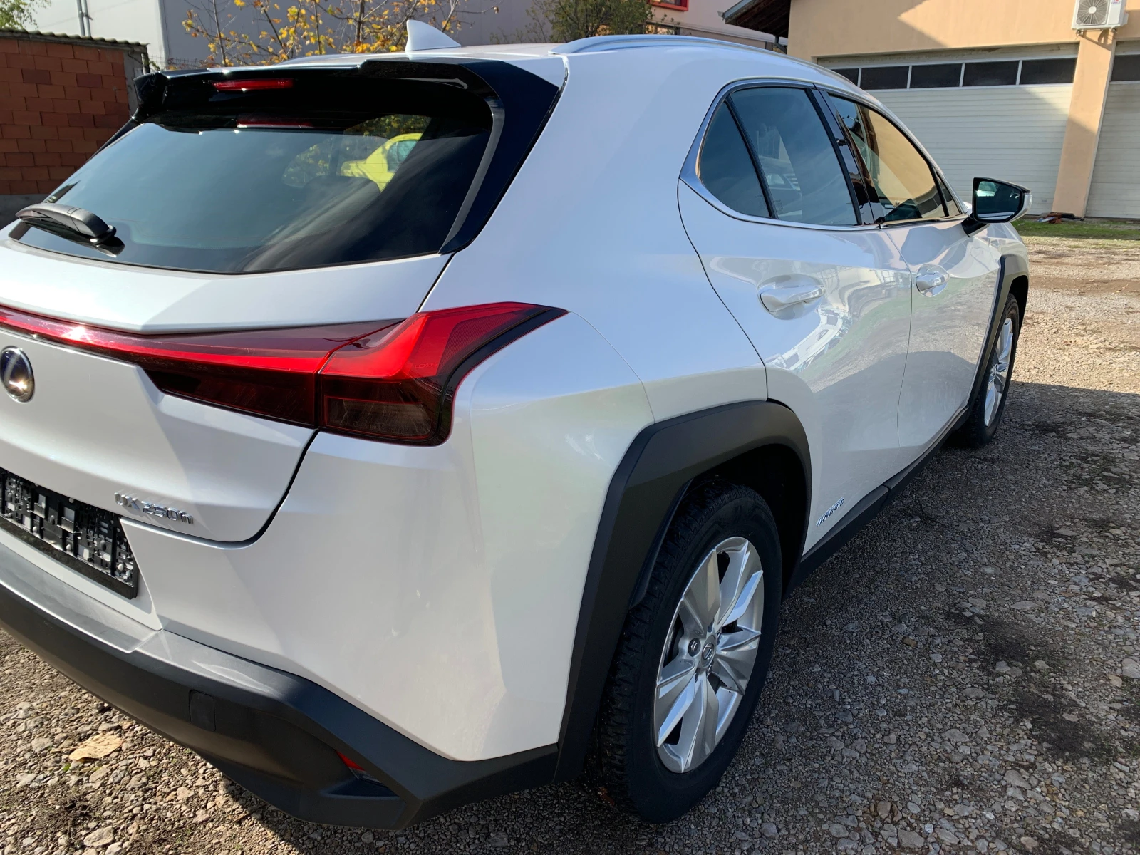 Lexus UX 250h-Hybrid White Pearl - изображение 5