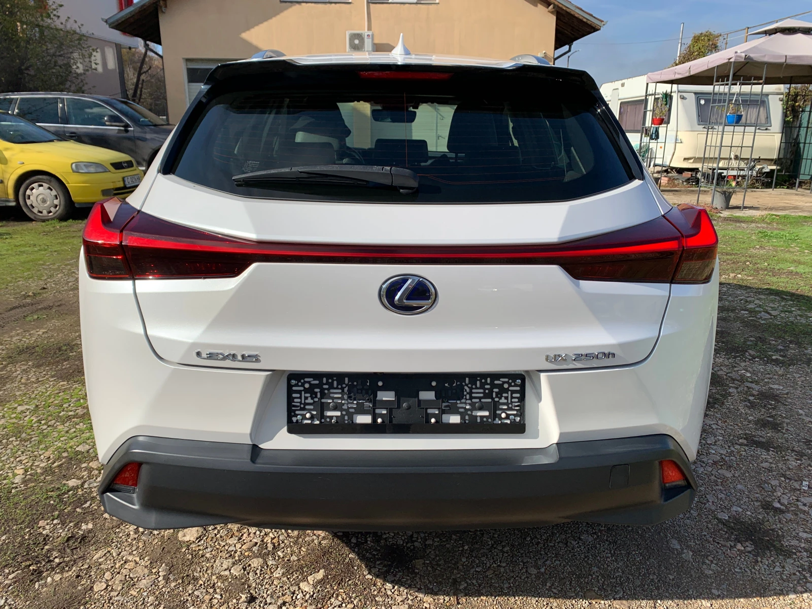 Lexus UX 250h-Hybrid White Pearl - изображение 6