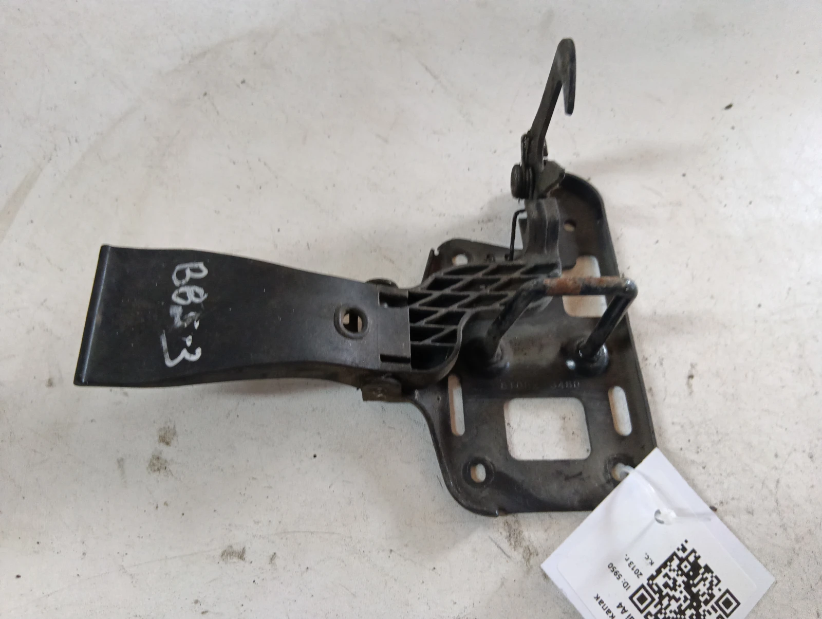 дръжка преден капак 8T0823480 Audi A4