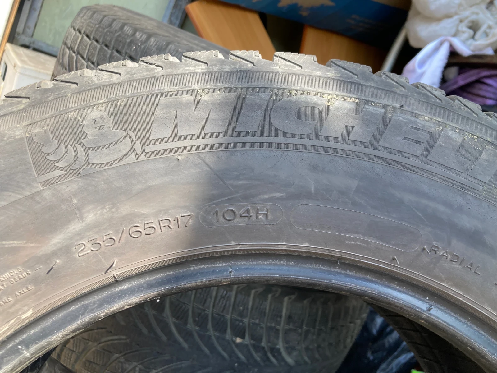 Гуми Зимни 235/65R17, снимка 3 - Гуми и джанти - 55055097