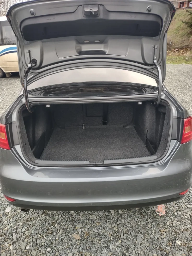 VW Jetta 1.6TDI Bluemotion manual, снимка 8 - Автомобили и джипове - 53514535