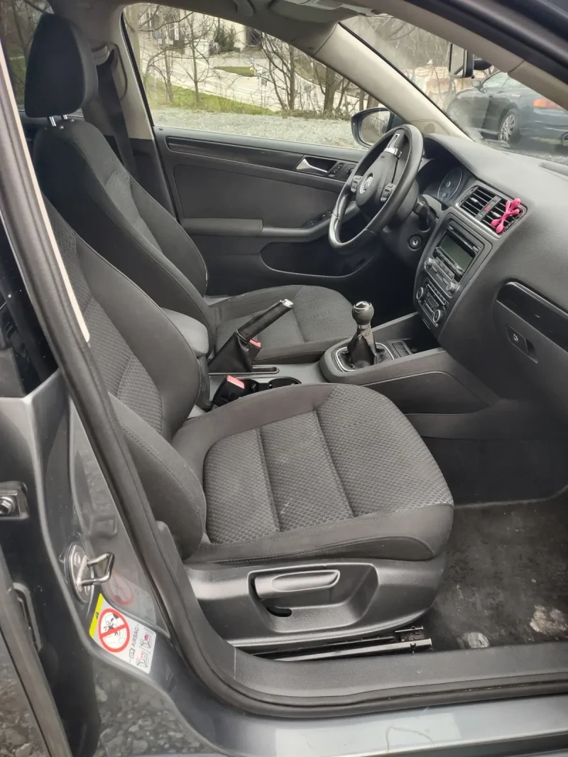 VW Jetta 1.6TDI Bluemotion manual, снимка 11 - Автомобили и джипове - 53514535