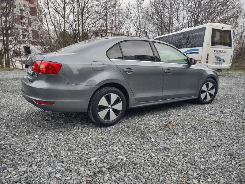 VW Jetta 1.6TDI Bluemotion manual, снимка 6 - Автомобили и джипове - 53514535