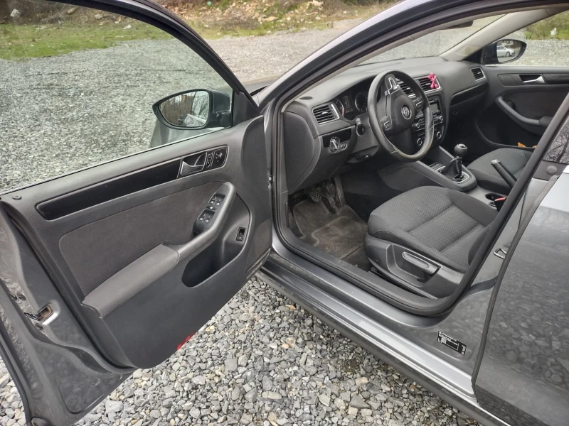 VW Jetta 1.6TDI Bluemotion manual, снимка 9 - Автомобили и джипове - 53514535
