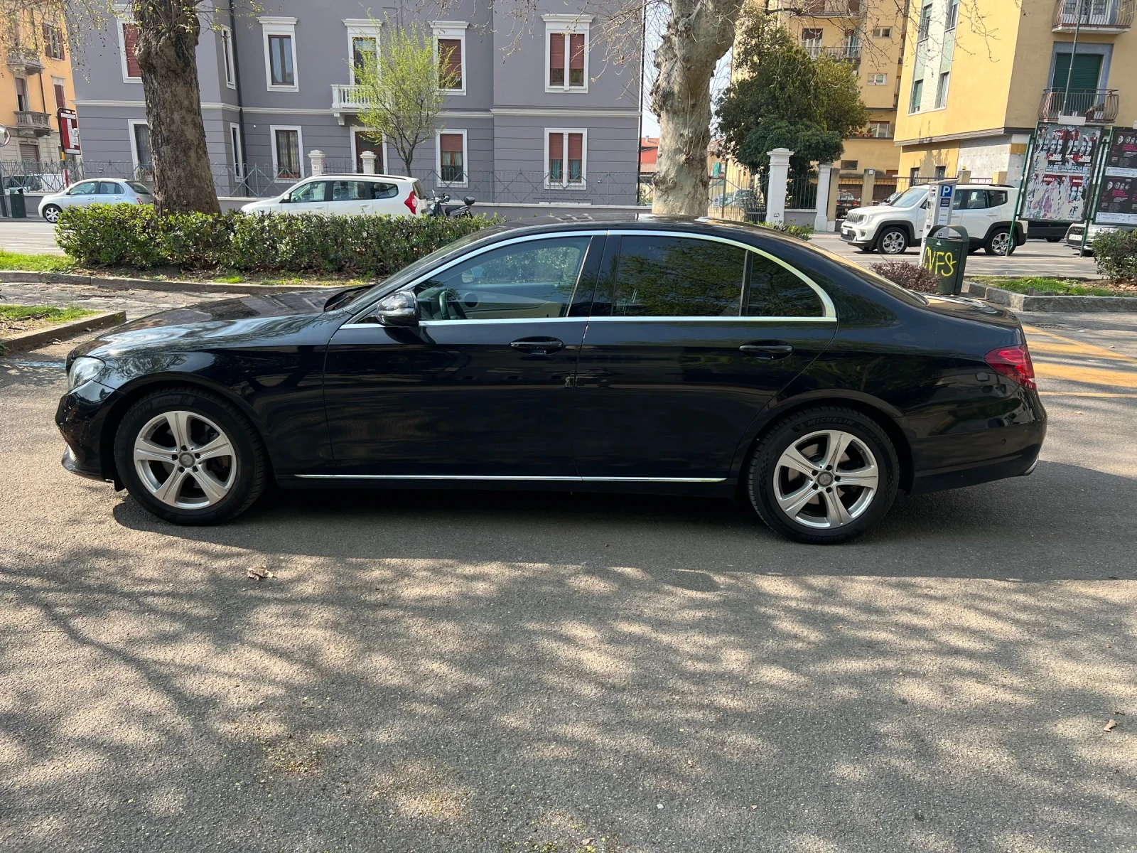 Mercedes-Benz E 220, снимка 4 - Автомобили и джипове - 53963467