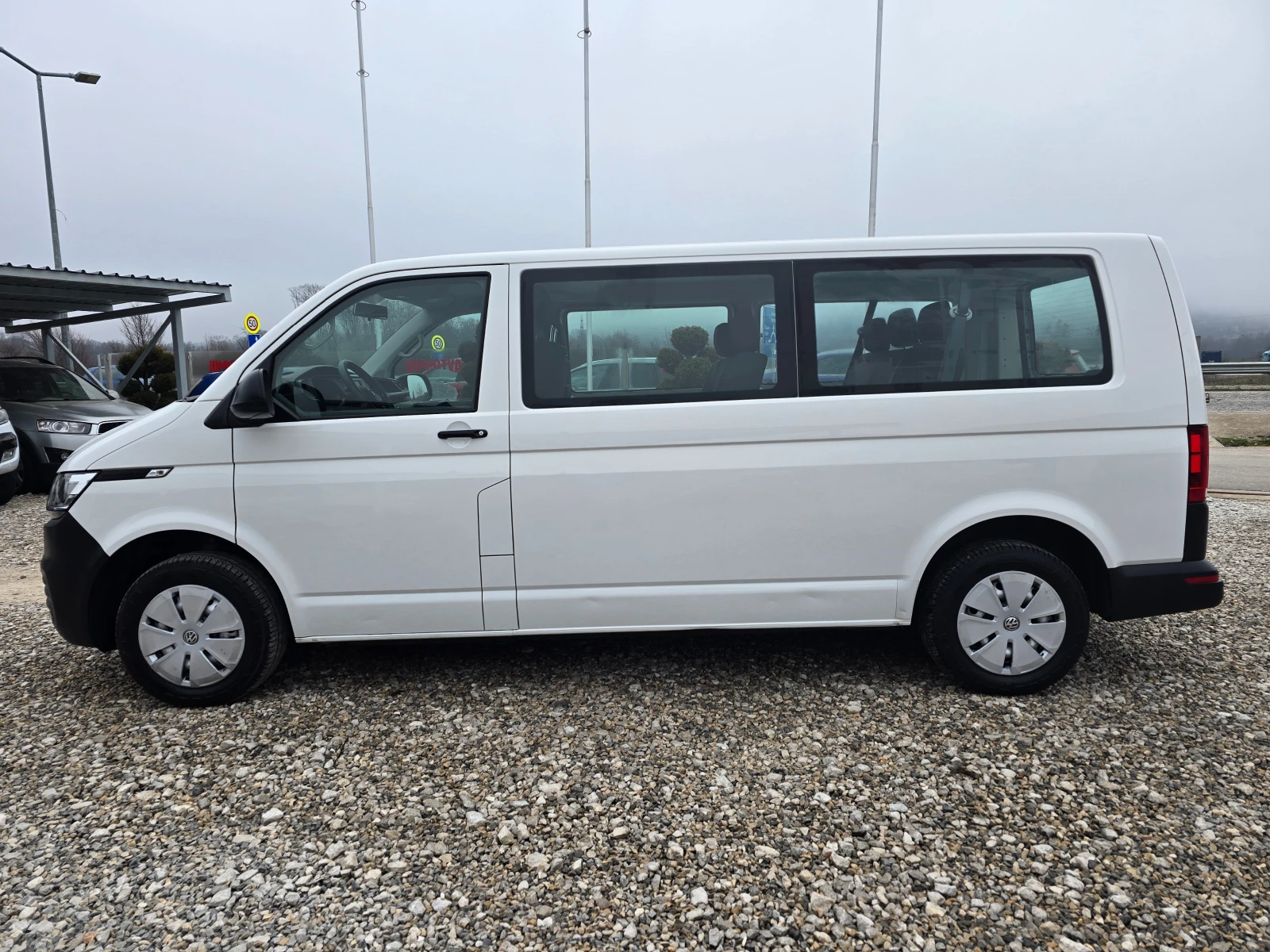 VW Transporter 2.0 TDI 110кс 8+ 1МЕСТА РЕАЛНИ КИЛОМЕТРИ ДЪЛГА БАЗ, снимка 2 - Бусове и автобуси - 53791650
