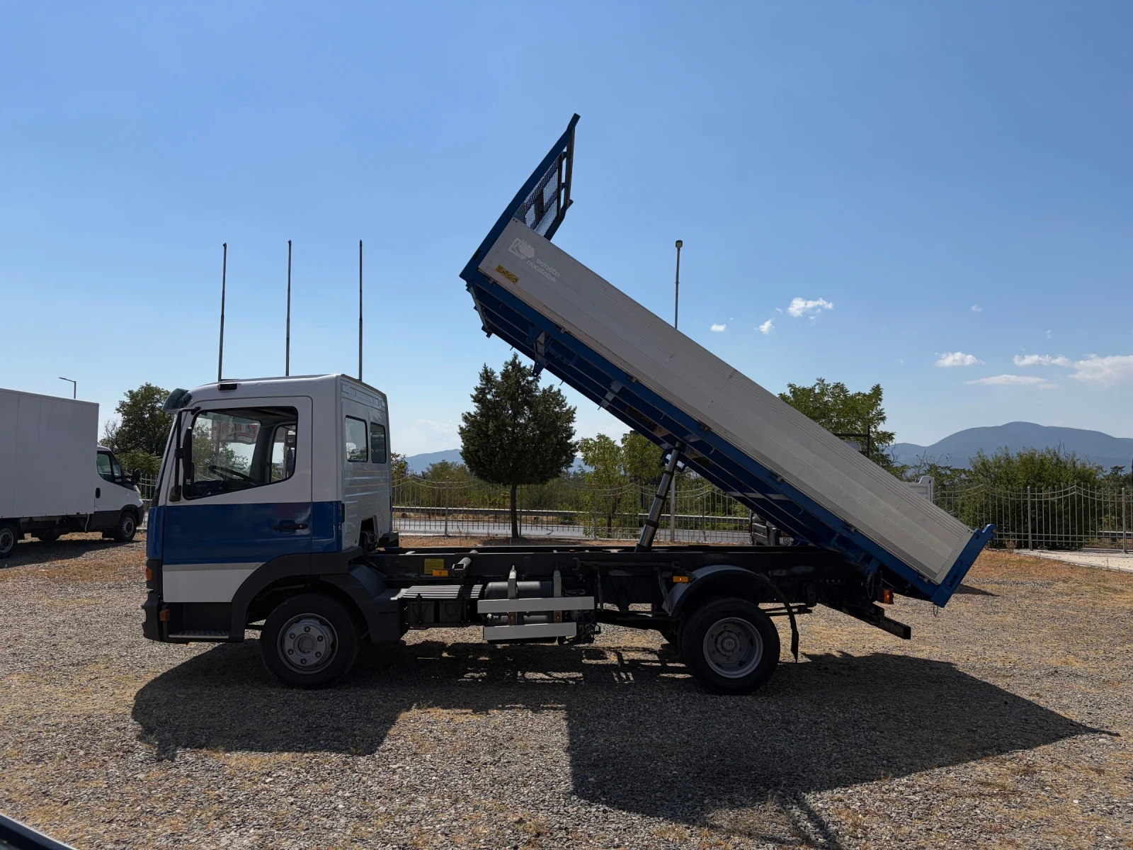 Mercedes-Benz Atego 818* Климатик* 4.50м.* Тристранен самосвал, снимка 7 - Камиони - 55465210