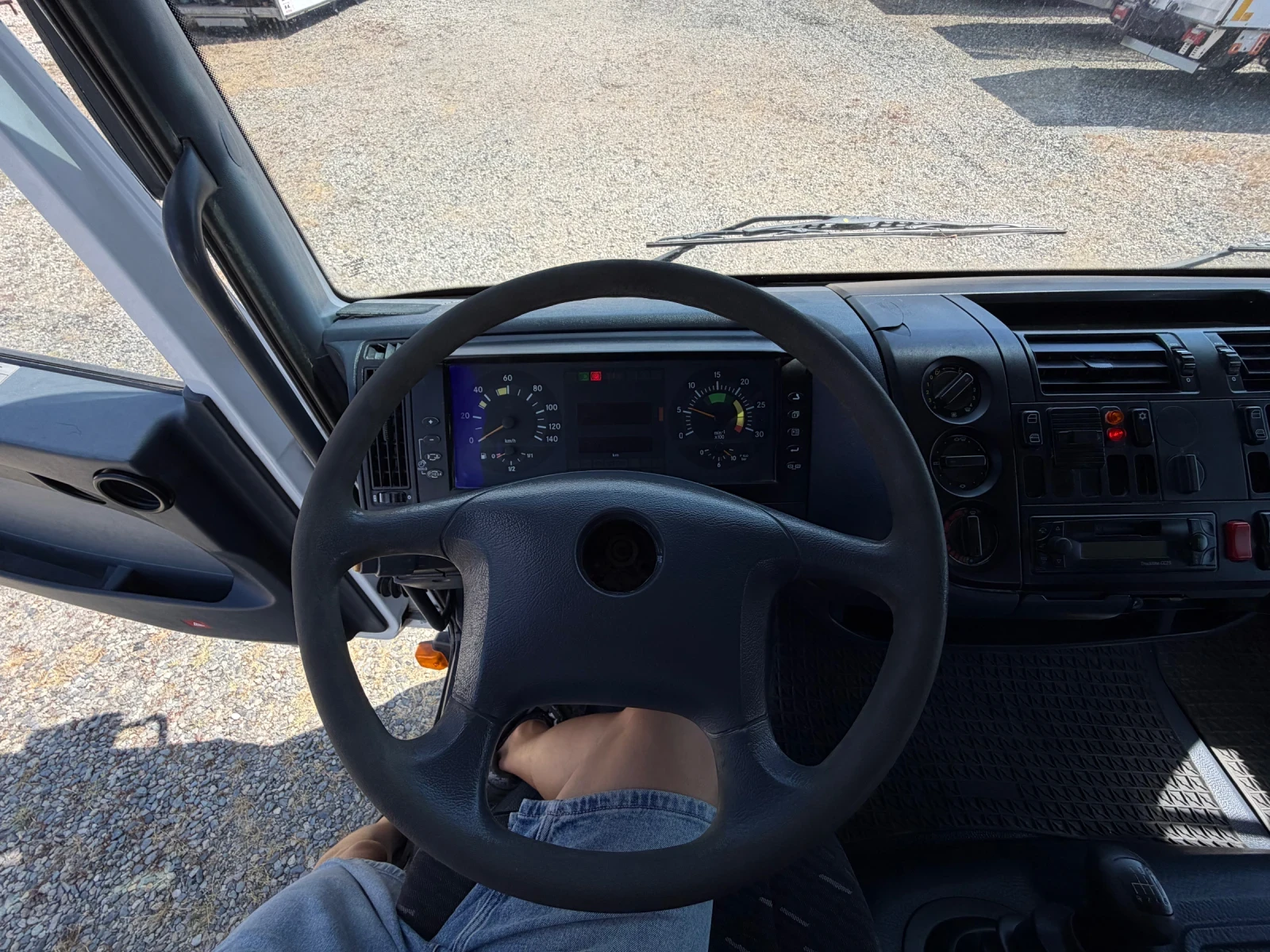 Mercedes-Benz Atego 818* Климатик* 4.50м.* Тристранен самосвал, снимка 13 - Камиони - 55465210