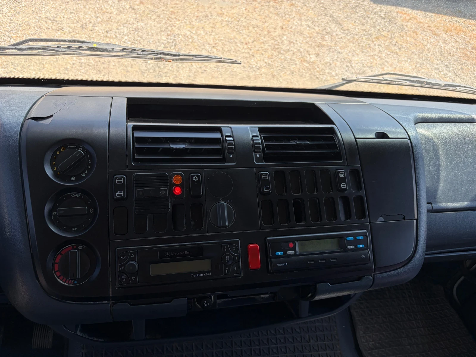 Mercedes-Benz Atego 818* Климатик* 4.50м.* Тристранен самосвал, снимка 15 - Камиони - 55465210