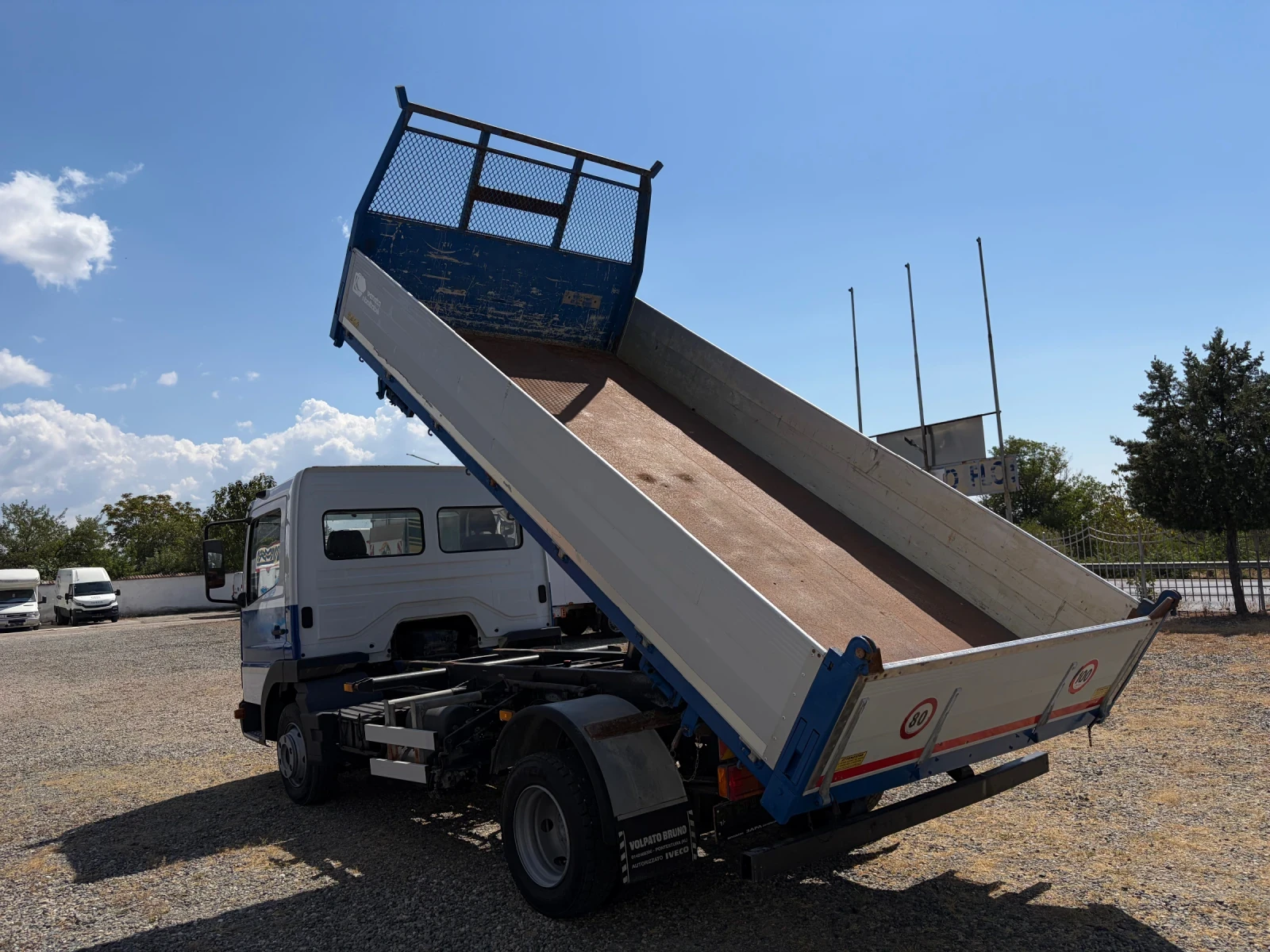 Mercedes-Benz Atego 818* Климатик* 4.50м.* Тристранен самосвал, снимка 6 - Камиони - 55465210