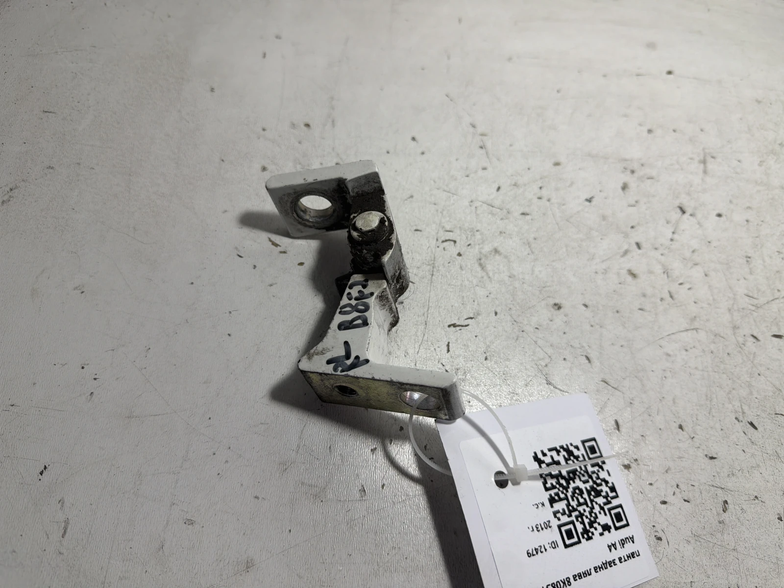 панта задна лява 8K0831401B Audi A4