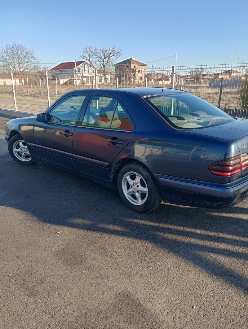 Mercedes-Benz E 220, снимка 3 - Автомобили и джипове - 48820040