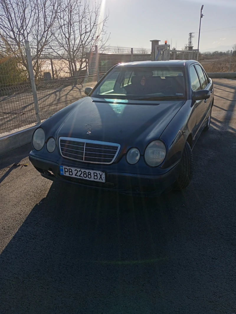 Mercedes-Benz E 220, снимка 1 - Автомобили и джипове - 48820040