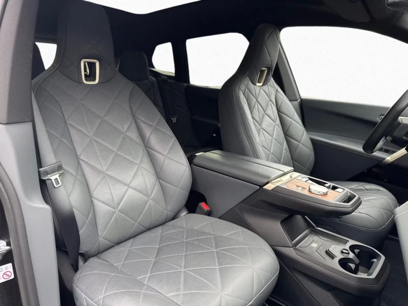 BMW iX xDrive40/326HP/PANO/HUD/LASER/360/NAVI/766g, снимка 10 - Автомобили и джипове - 53381733