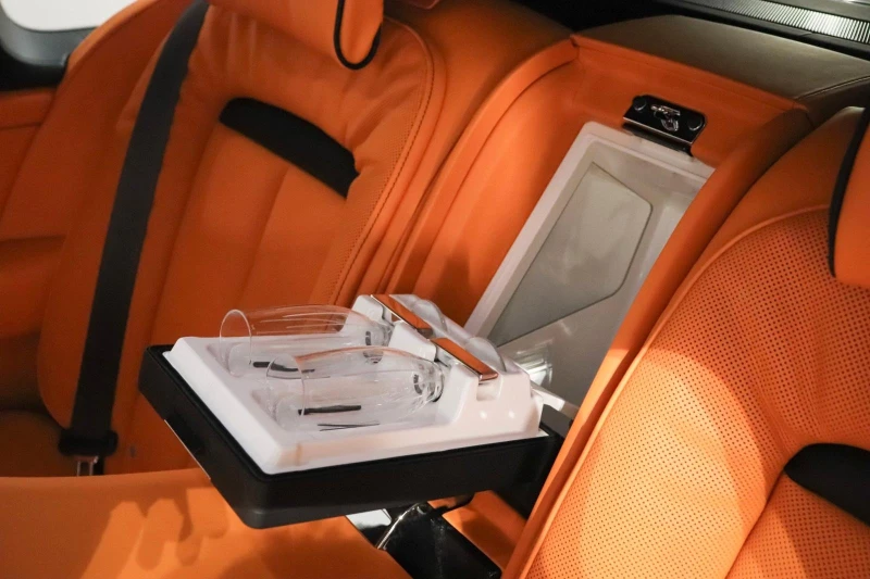 Rolls-Royce Cullinan BLACK BADGE/FACELIFT/BESPOKE/SHOOTING STAR/4-SEATS, снимка 17 - Автомобили и джипове - 52828452