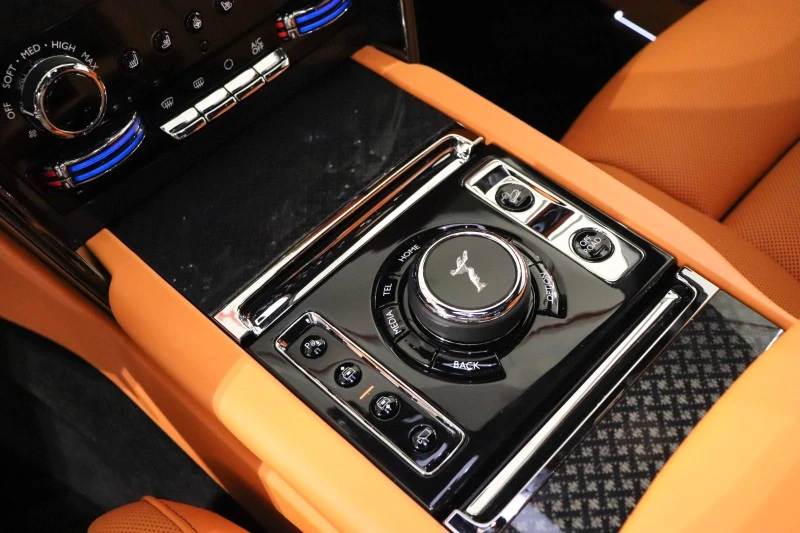 Rolls-Royce Cullinan BLACK BADGE/FACELIFT/BESPOKE/SHOOTING STAR/4-SEATS, снимка 10 - Автомобили и джипове - 52828452