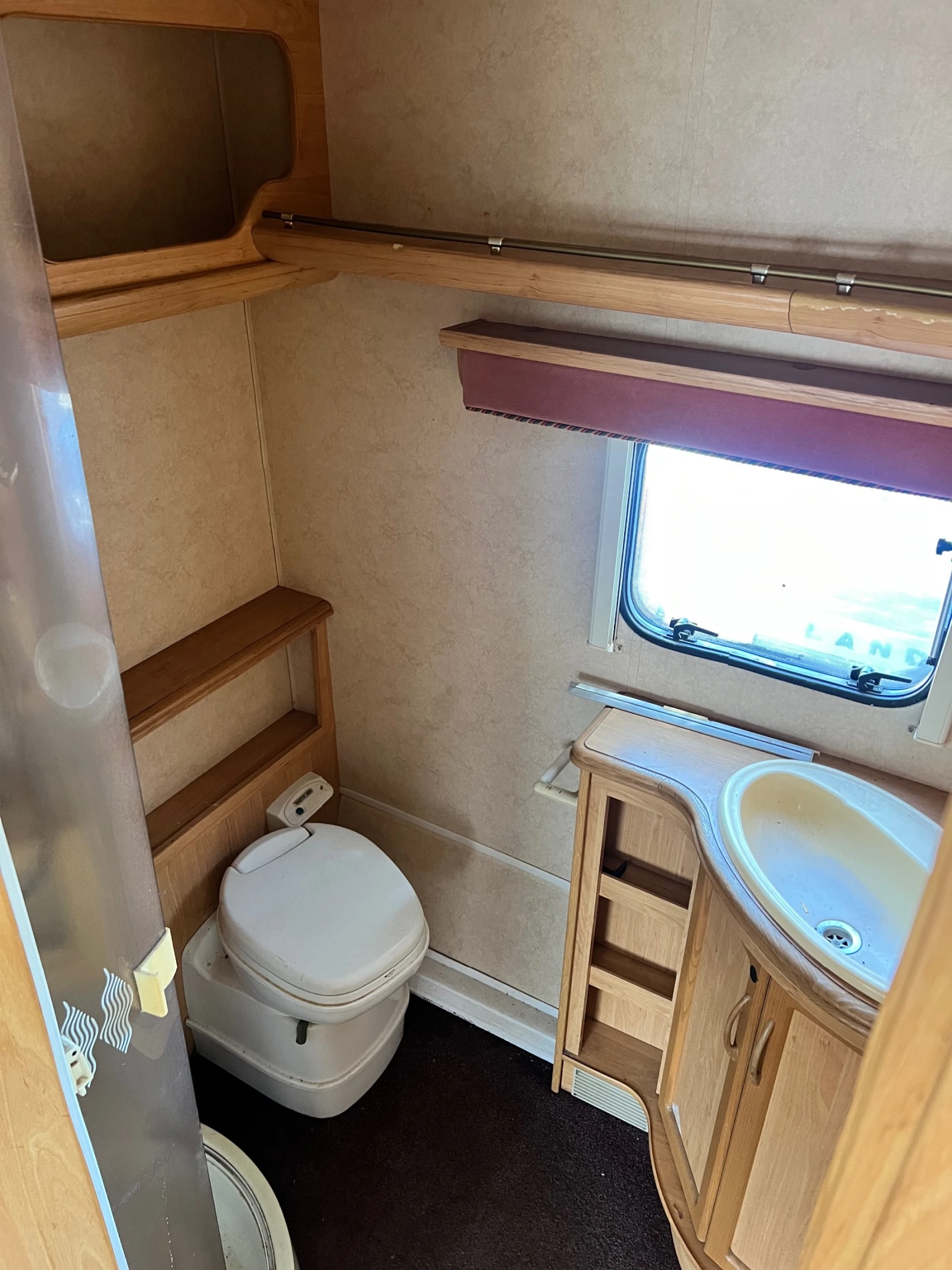 Каравана Други Swift, снимка 5 - Каравани и кемпери - 53704727