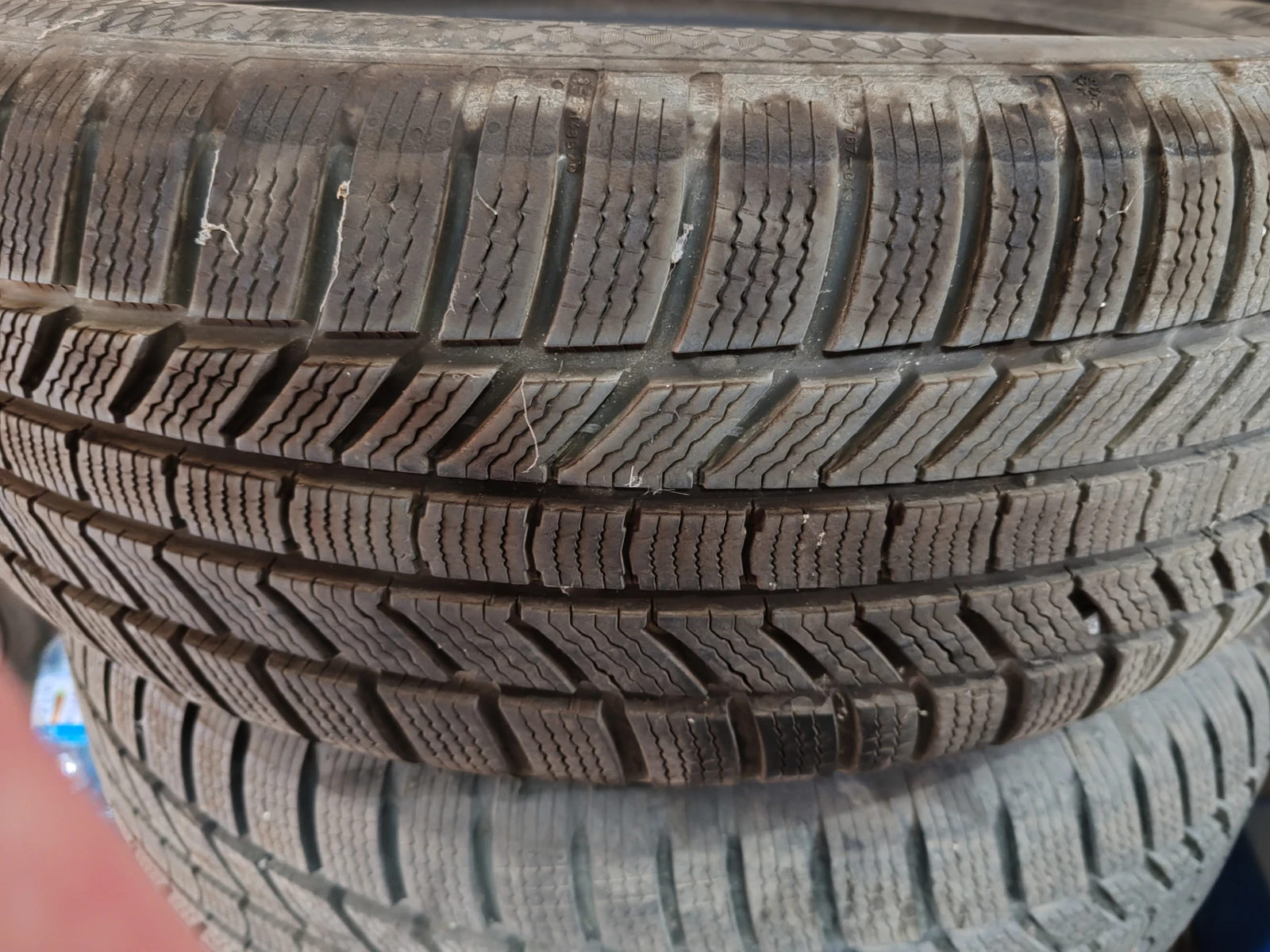 Гуми Зимни 235/60R18, снимка 2 - Гуми и джанти - 56167816