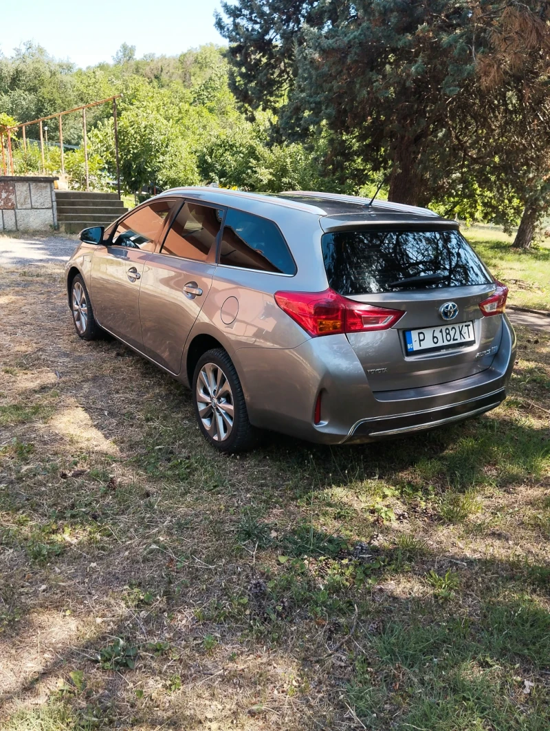 Toyota Auris Лек, снимка 2 - Автомобили и джипове - 48259511