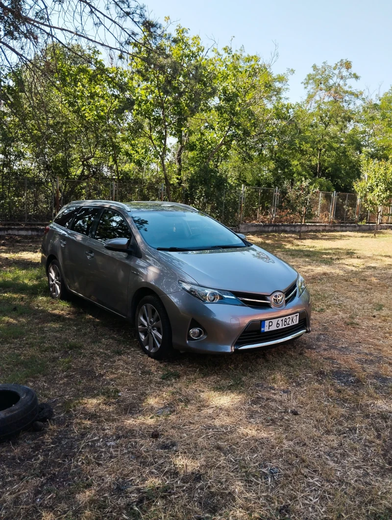 Toyota Auris Лек, снимка 4 - Автомобили и джипове - 48259511