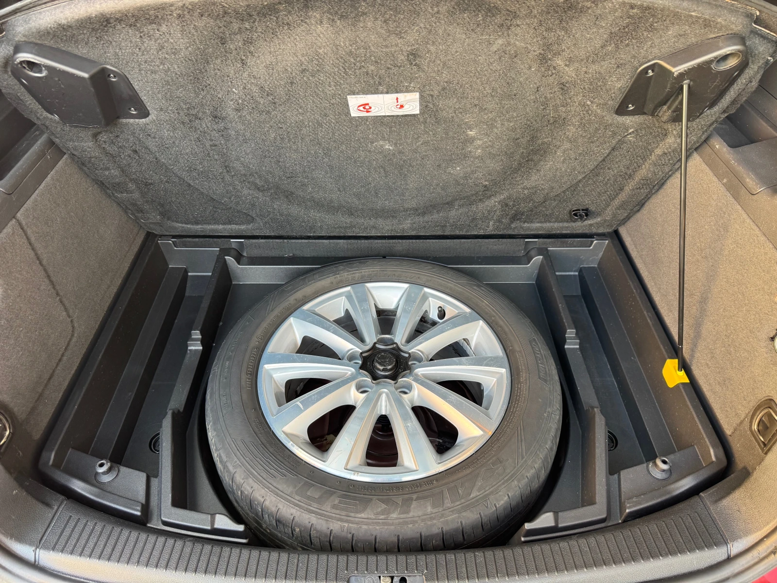 VW Touran 2.0TDi, снимка 15 - Автомобили и джипове - 54728370