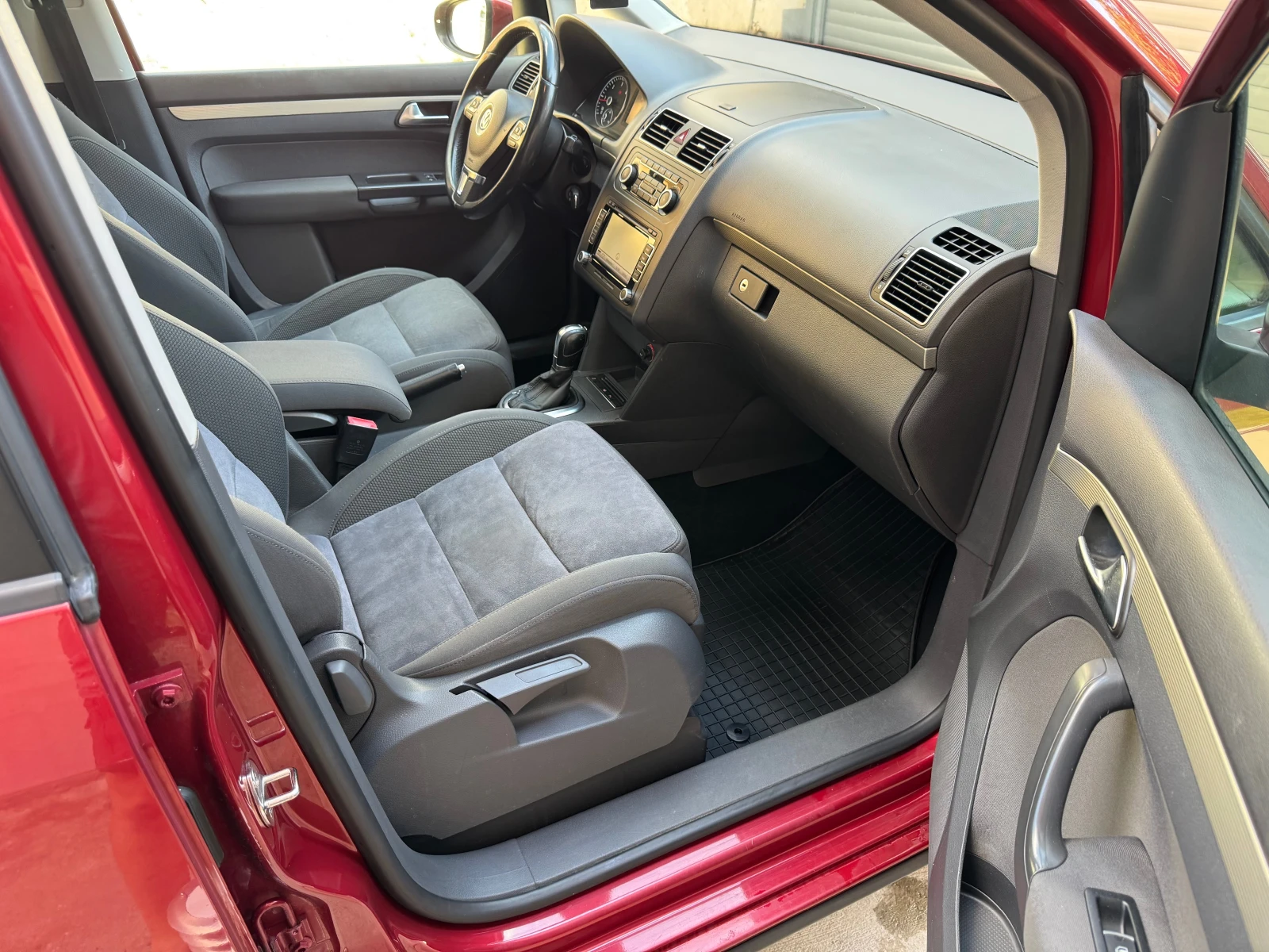 VW Touran 2.0TDi, снимка 8 - Автомобили и джипове - 54728370