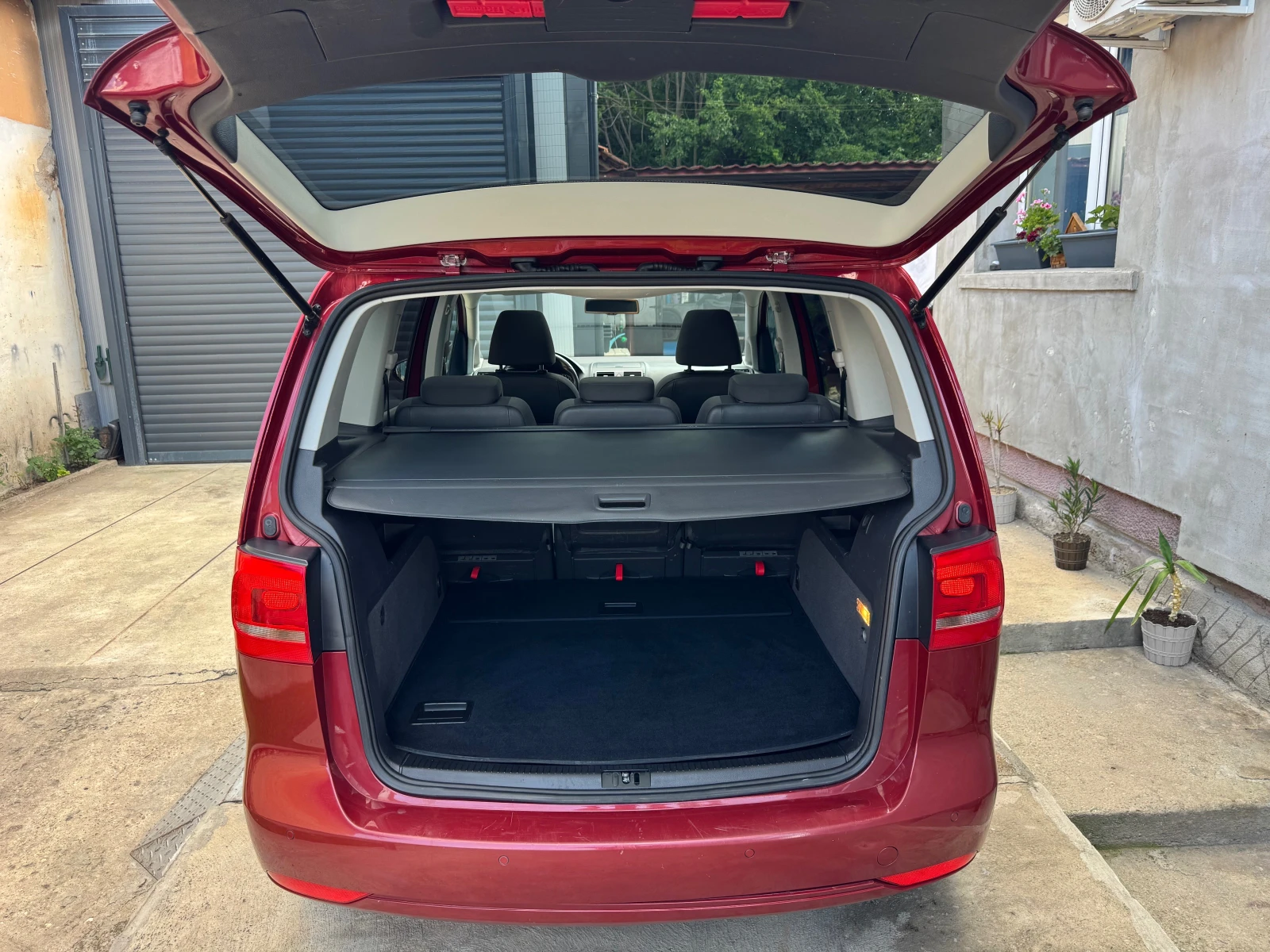 VW Touran 2.0TDi, снимка 14 - Автомобили и джипове - 54728370