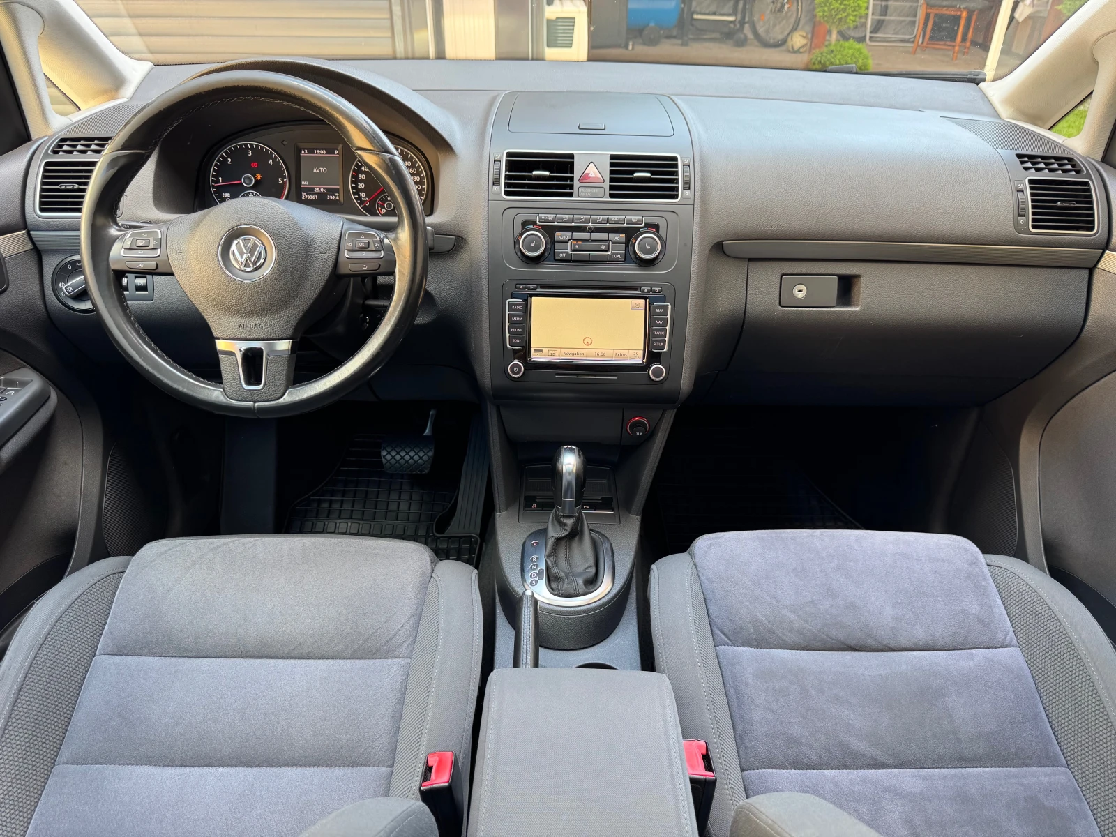 VW Touran 2.0TDi, снимка 9 - Автомобили и джипове - 54728370