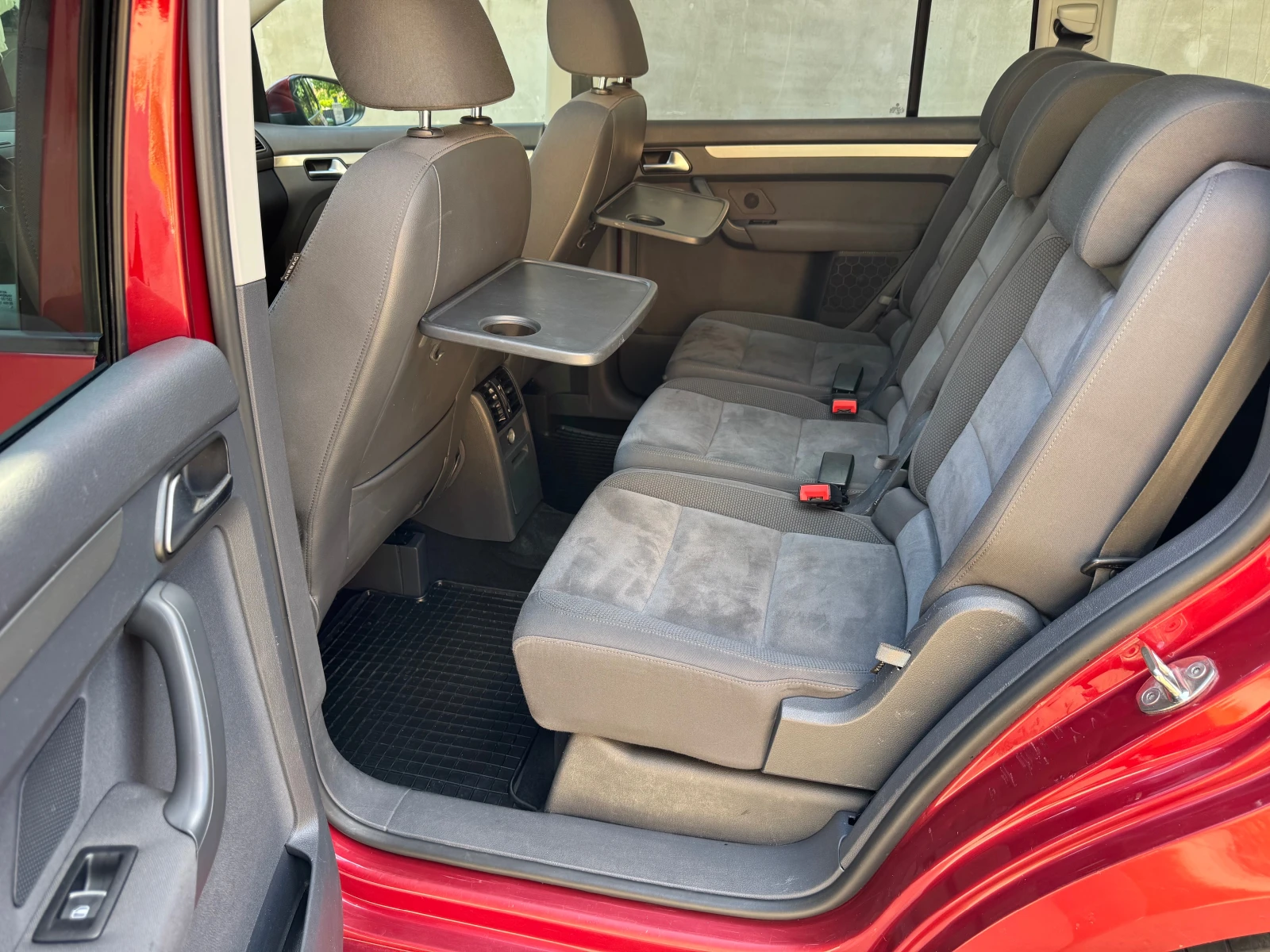 VW Touran 2.0TDi, снимка 12 - Автомобили и джипове - 54728370