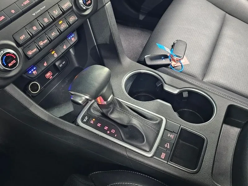 Kia Sportage 2.0 CRDi 4WD, снимка 9 - Автомобили и джипове - 54276354