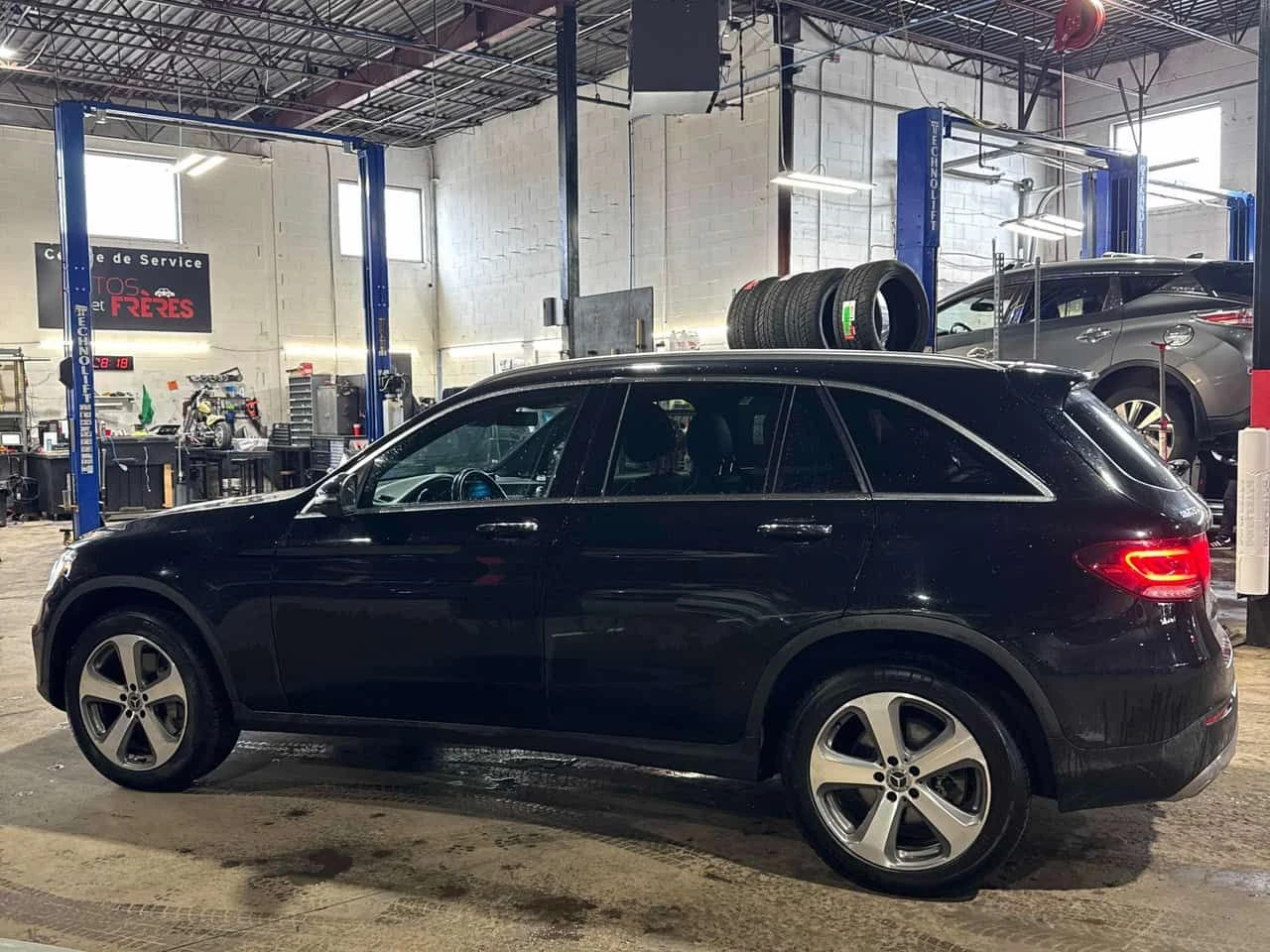 Mercedes-Benz GLC 300 * CARFAX * БЕЗ ПЪРВОНАЧАЛНА ВНОСКА, снимка 2 - Автомобили и джипове - 54127146