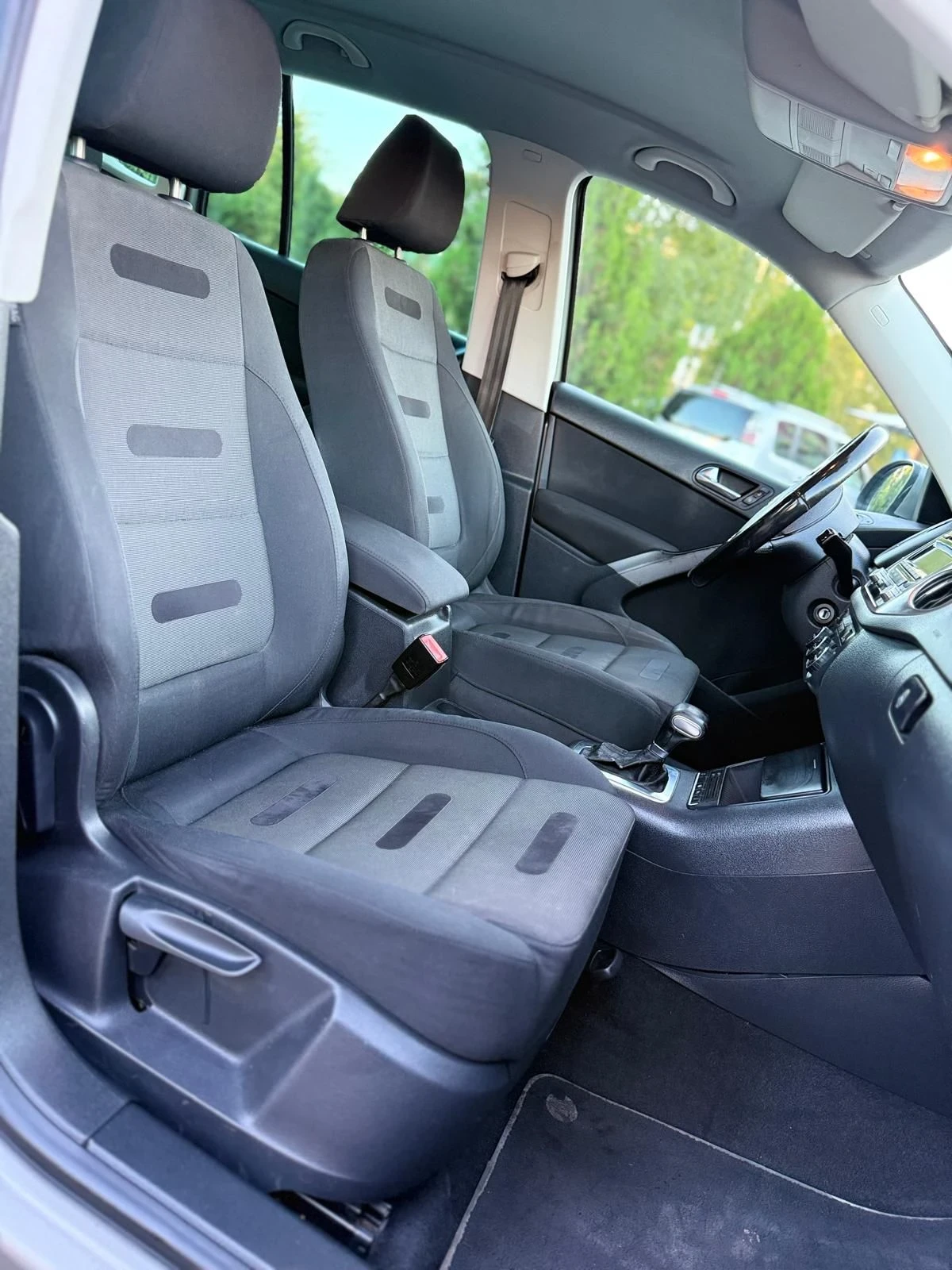 VW Tiguan 2.0TDI/DSG АВТОМАТ/ОБСЛУЖЕН/4 MOTION/SPORT, снимка 12 - Автомобили и джипове - 55963138