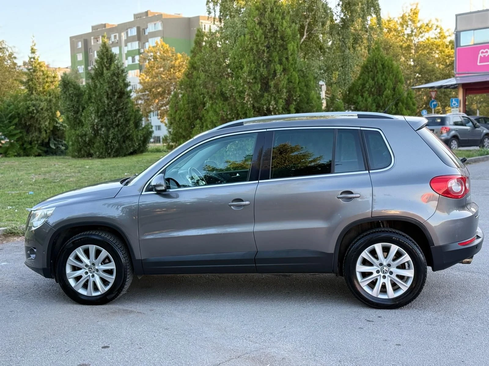 VW Tiguan 2.0TDI/DSG АВТОМАТ/ОБСЛУЖЕН/4 MOTION/SPORT, снимка 15 - Автомобили и джипове - 55963138