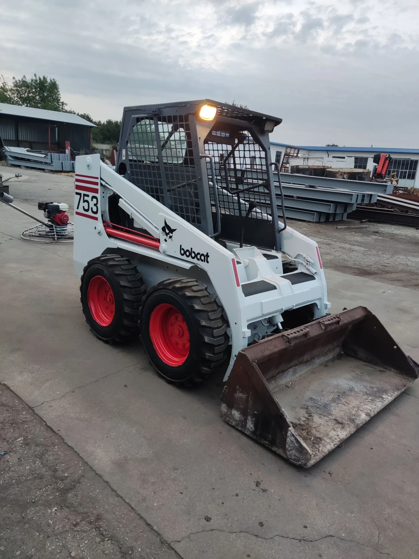 Мини челни товарачи Bobcat 753 - изображение 3