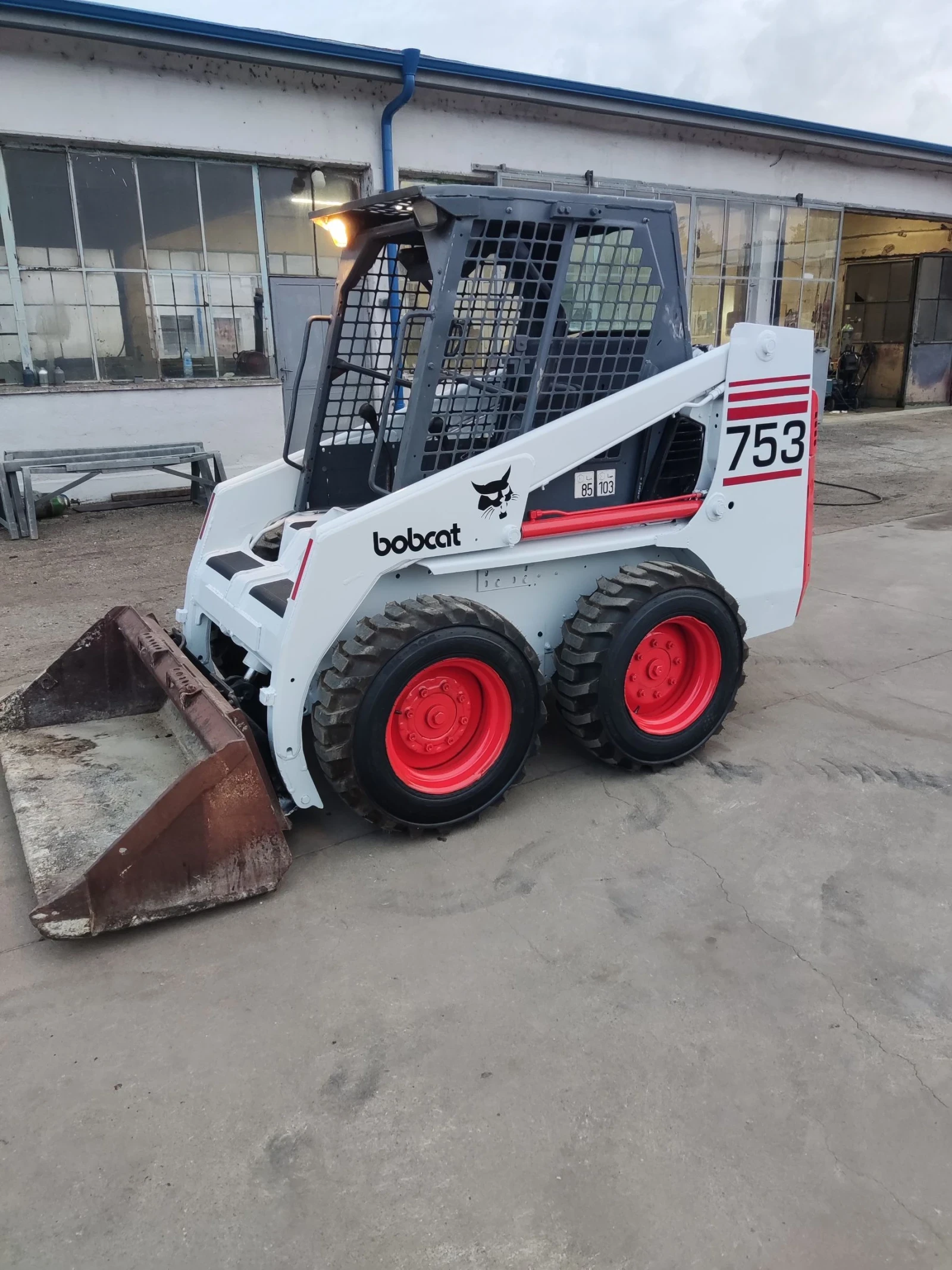 Мини челни товарачи Bobcat 753 - изображение 4
