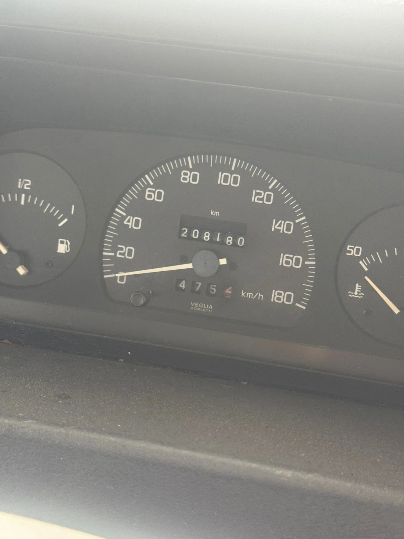 Кемпер Fendt Bond007, снимка 5 - Каравани и кемпери - 53837284