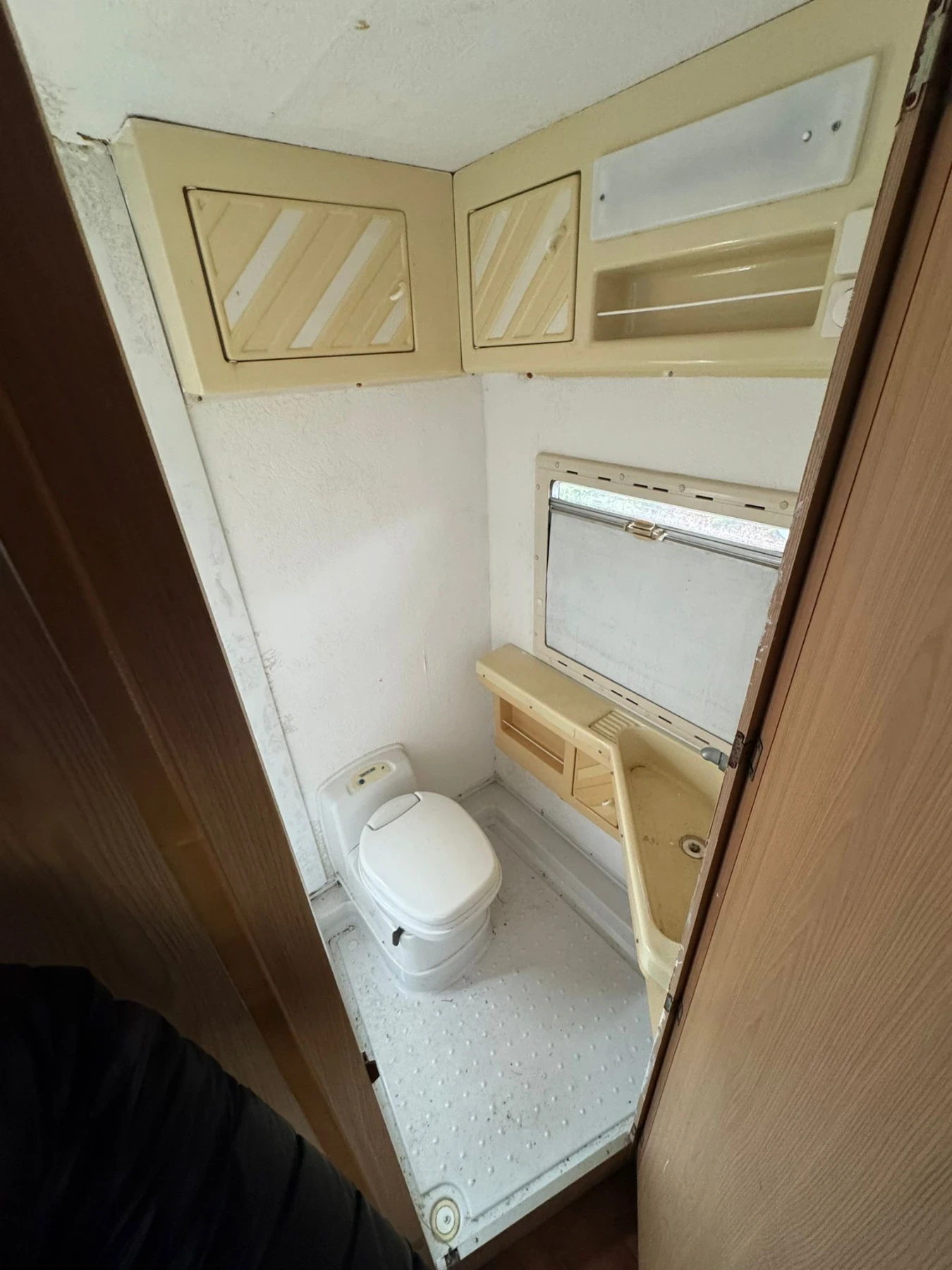 Кемпер Fendt Bond007, снимка 7 - Каравани и кемпери - 53837284