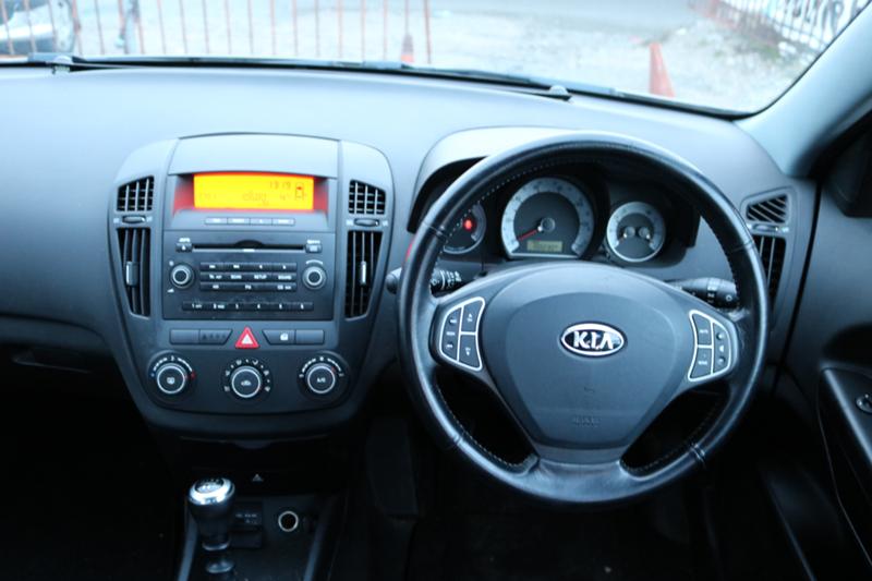 Kia Ceed 1.6 CRDI, снимка 12 - Автомобили и джипове - 35117680