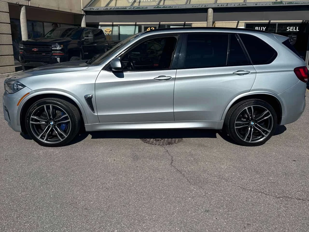 BMW X5M  * CARFAX * Хед-ъп * Harman Kardon * Червен салон , снимка 2 - Автомобили и джипове - 54094376
