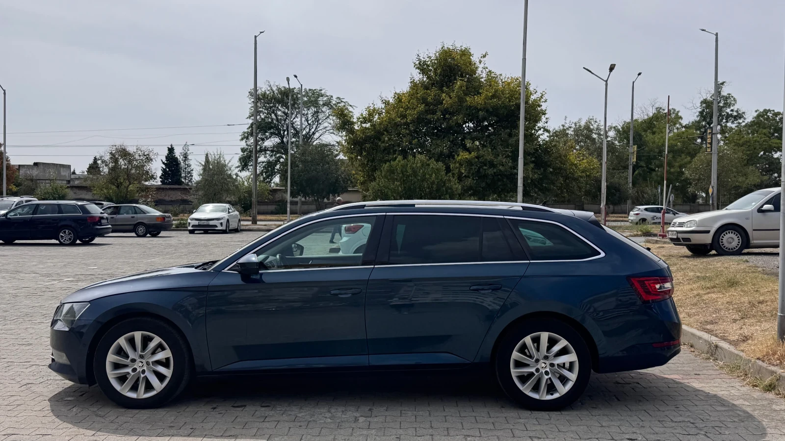 Skoda Superb 2.0TDI 150кс DIGITAL* Panorama* Memory* Keyless* F, снимка 2 - Автомобили и джипове - 56136012