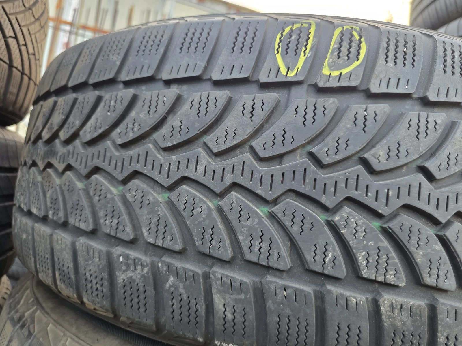 Гуми Зимни 235/60R18