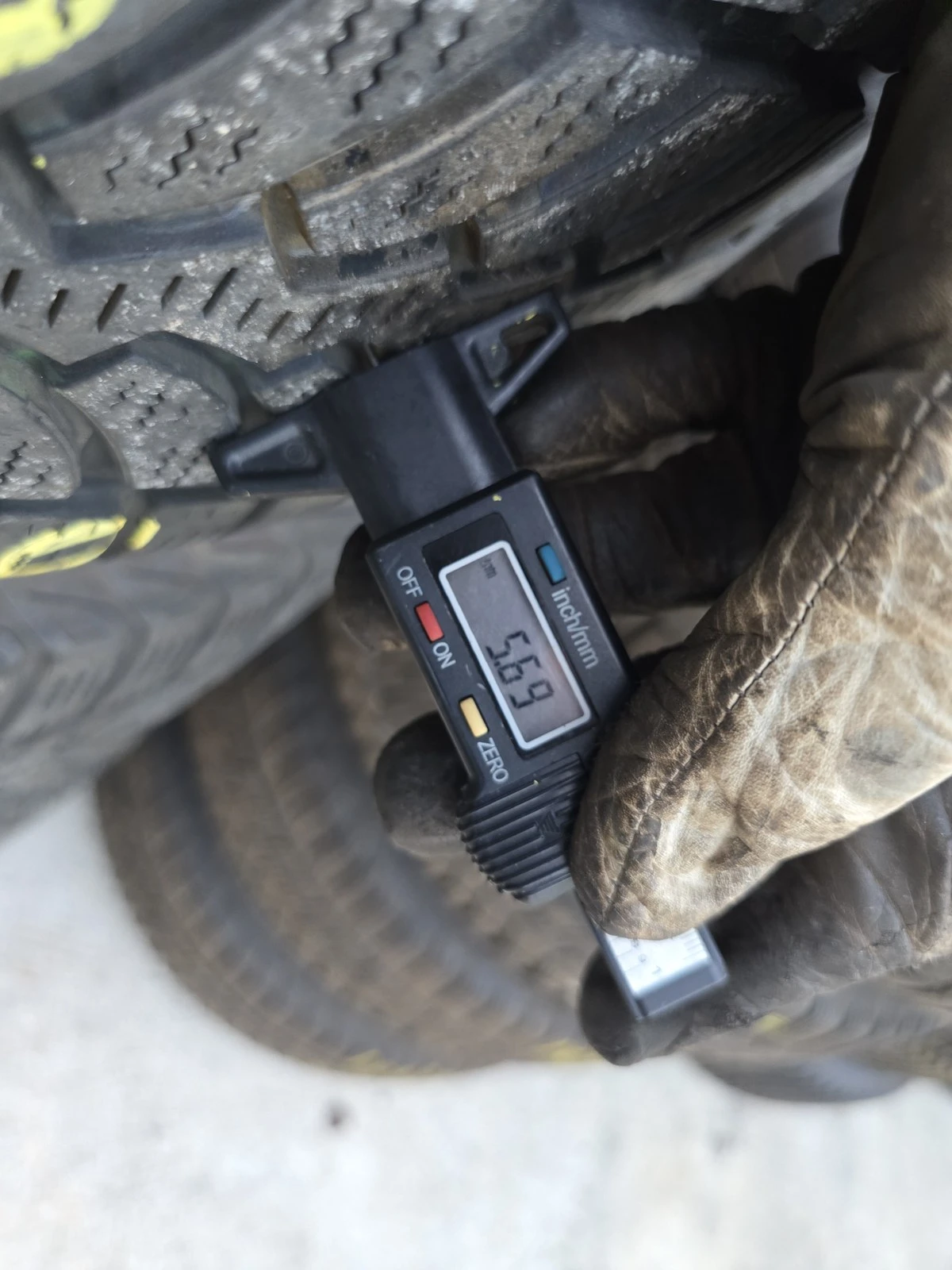 Гуми Зимни 235/60R18, снимка 6 - Гуми и джанти - 56725976